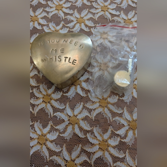 Vintage brass heart trinket holder with brass whistle - Picture 2 of 8